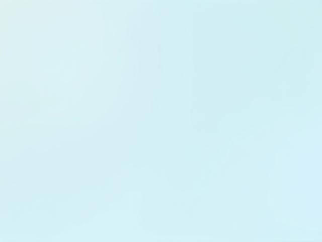 Bottiglia di detergente viso purificante con design minimale, che evoca pulizia e freschezza, su fondo semplice.