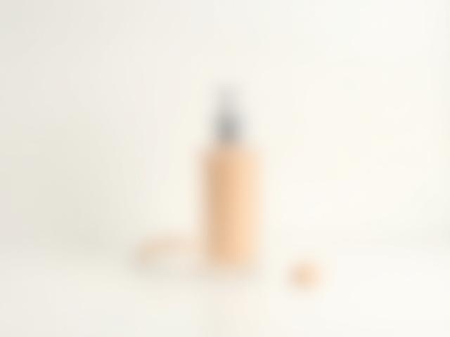 Flacone di fondotinta liquido Volto Svelato con erogatore a pompetta, texture leggera e luminosa